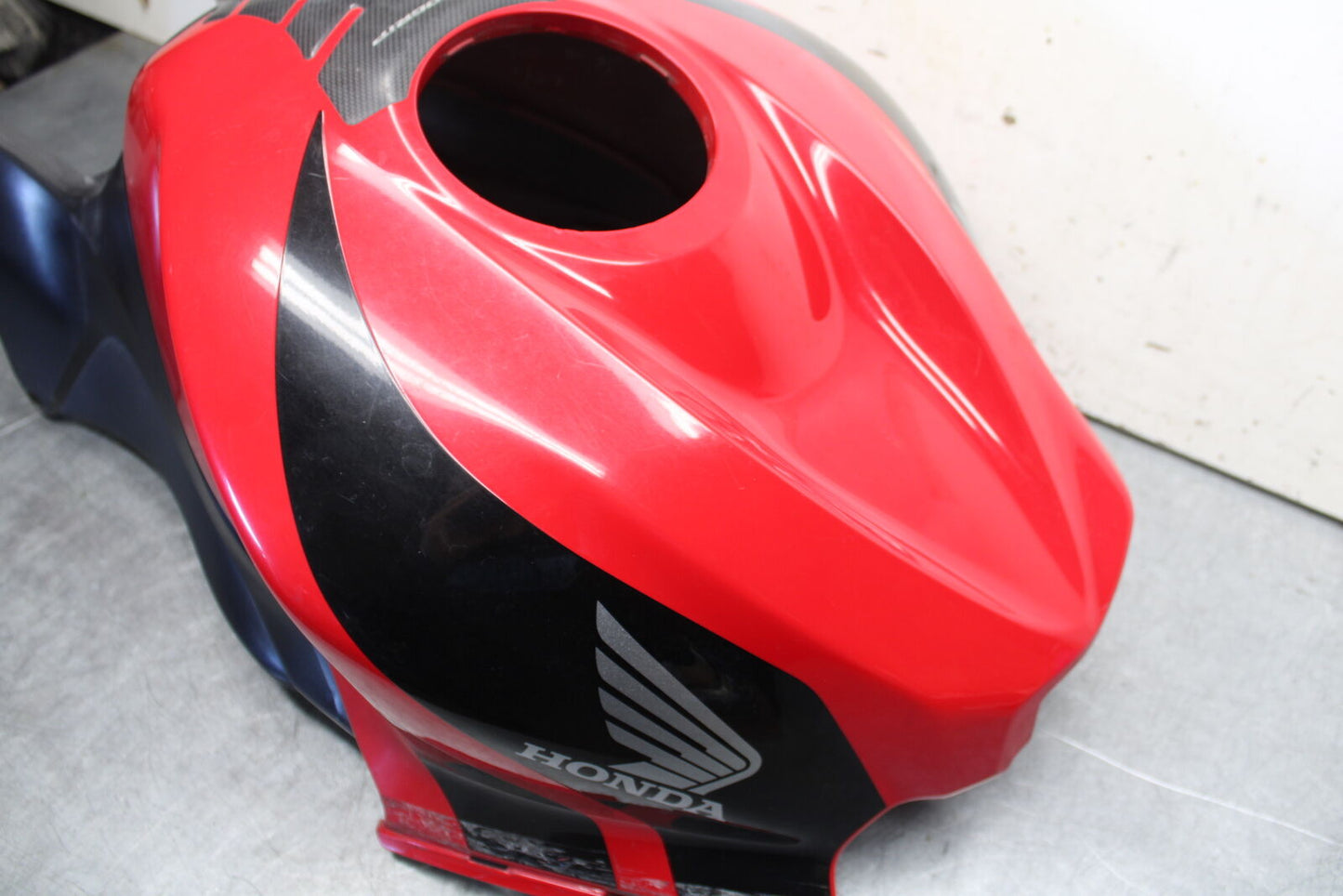 07-12 HONDA CBR600RR GAS TANK FUEL CELL COVER FAIRING COWL BB672