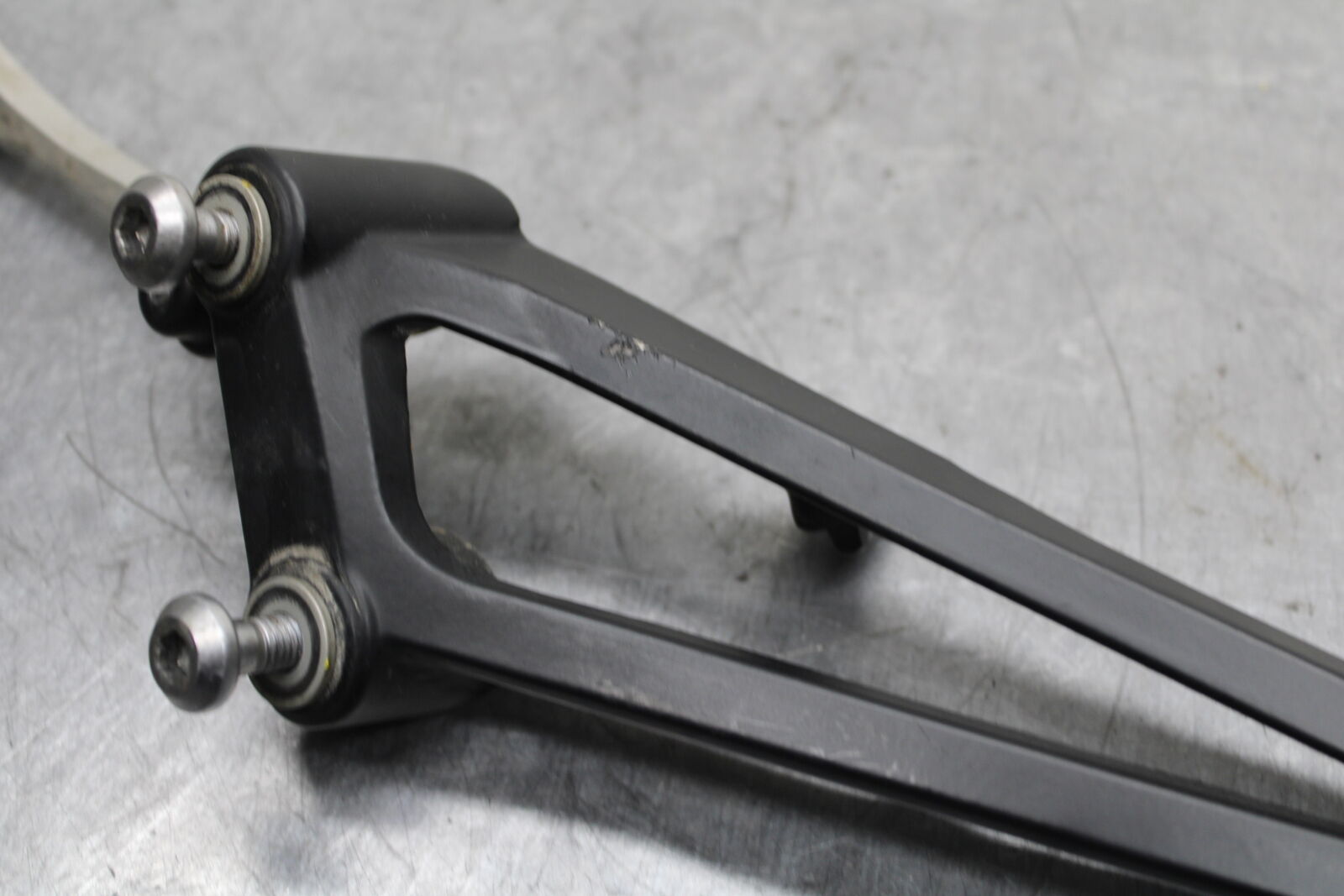 09-14 YAMAHA YZF R1 RIGHT REAR BACK PASSENGER PEG BB118