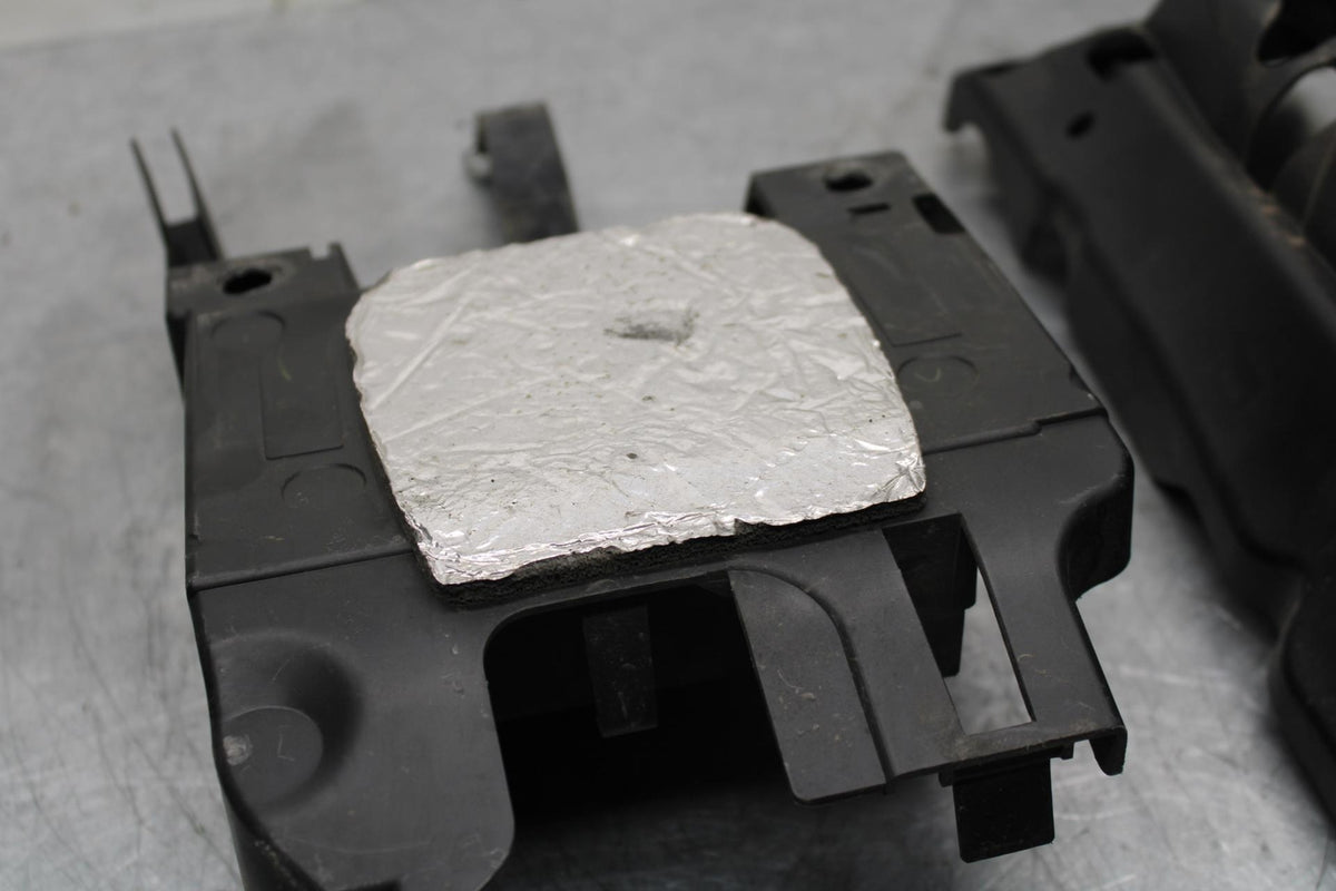 09-14 YAMAHA YZF R1 REAR BACK TAIL UNDERTAIL BATTERY TRAY PLASTIC  BB448