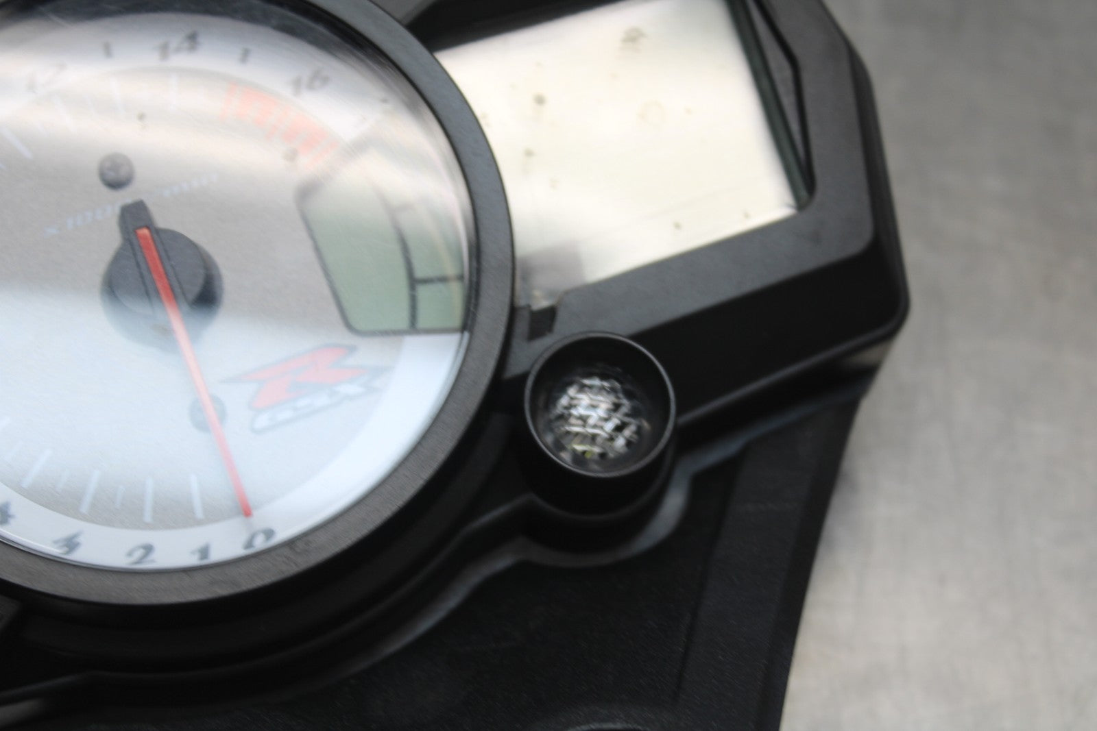 08-10 SUZUKI GSXR 600 SPEEDO GAUGES DISPLAY CLUSTER SPEEDOMETER TACHOMETER BB202