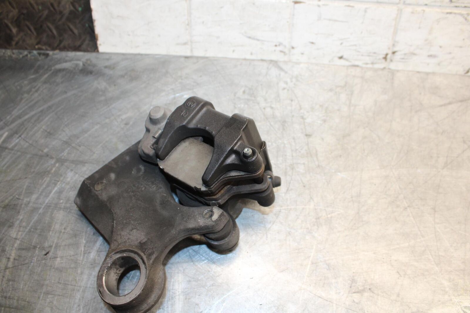 2009 Yamaha YZF R6 REAR BACK BRAKE CALIPER W MOUNT BRACKET 2C0-2580W-00-00 BB532