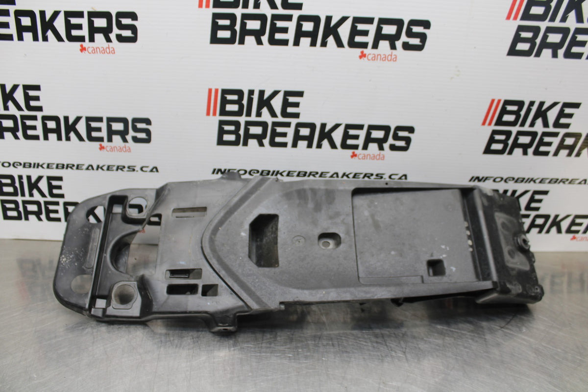 08-10 SUZUKI GSXR 600 REAR BACK TAIL UNDERTAIL BATTERY TRAY PLASTIC BB765