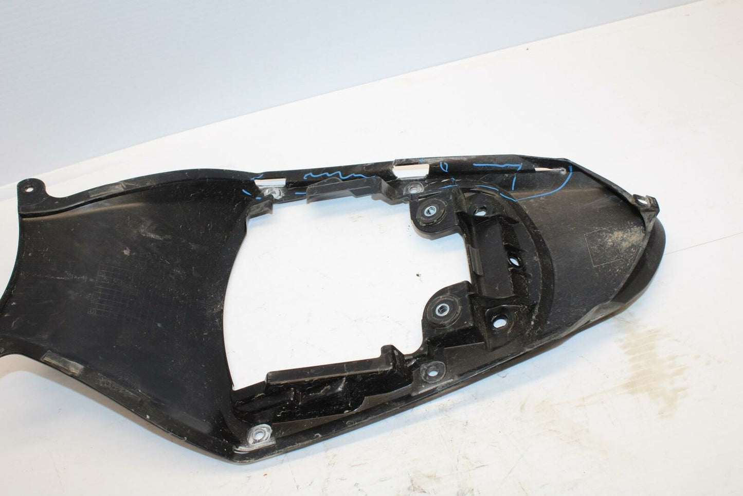 11-19 SUZUKI GSXR600 CENTER REAR BACK TAIL FAIRING COVER TRIM COWL BB 241