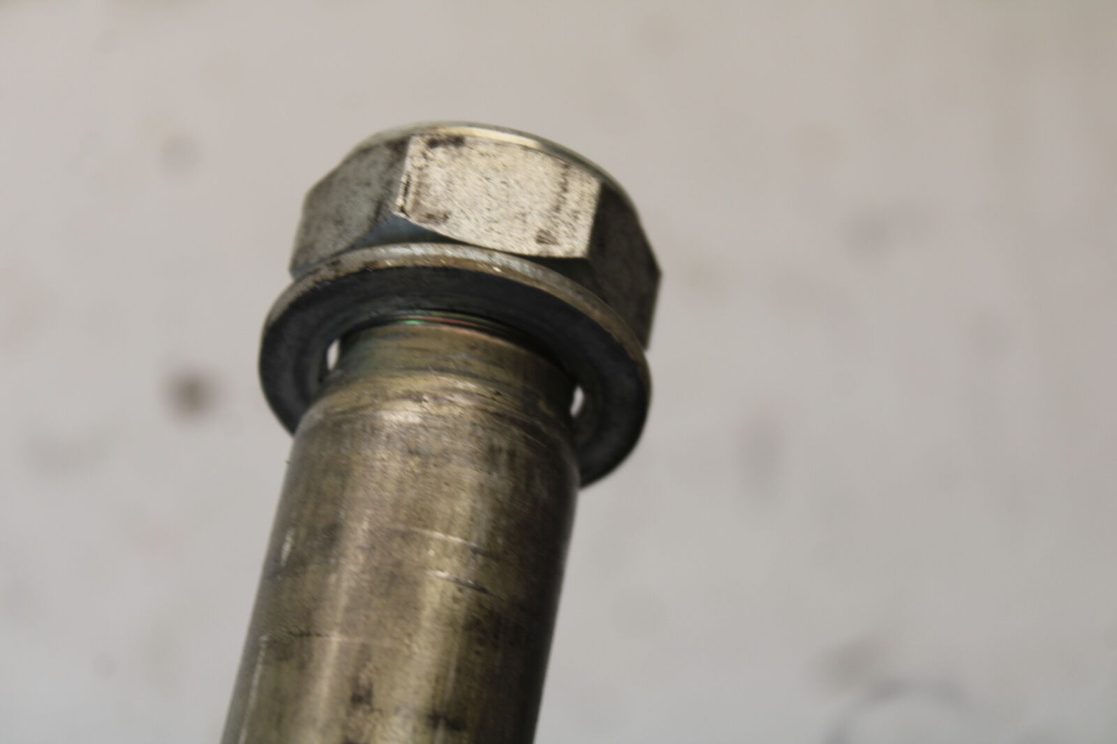 08-16 YAMAHA YZF R6 REAR AXLE BACK WHEEL RIM BOLT AXEL 2C0-25381-10-00 BB665