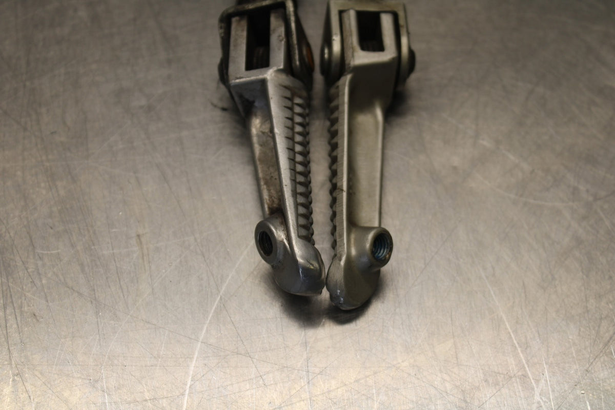 03 YAMAHA YZF R1 FRONT FOOT RESTS PEGS STEPS SET PAIR BB895