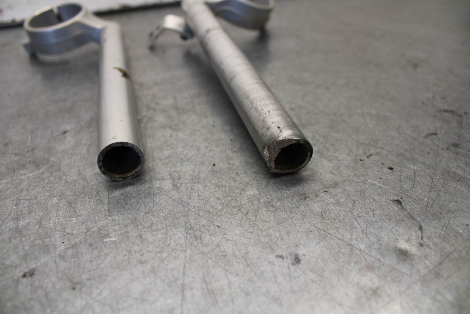 05-06 SUZUKI GSXR1000 LEFT RIGHT CLIP ON HANDLEBARS PAIR SET 56111-41G00 BB663