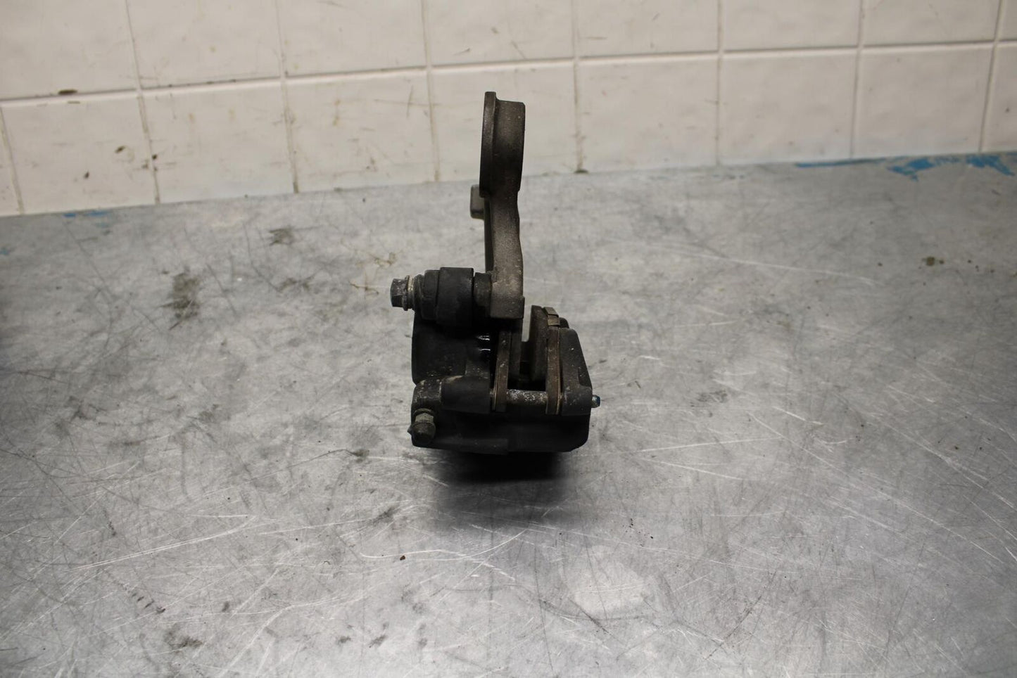 08-16 YAMAHA YZF R6 REAR BACK BRAKE CALIPER W MOUNT BRACKET BB443