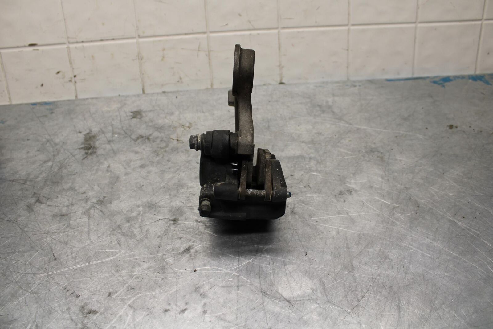 08-16 YAMAHA YZF R6 REAR BACK BRAKE CALIPER W MOUNT BRACKET BB443