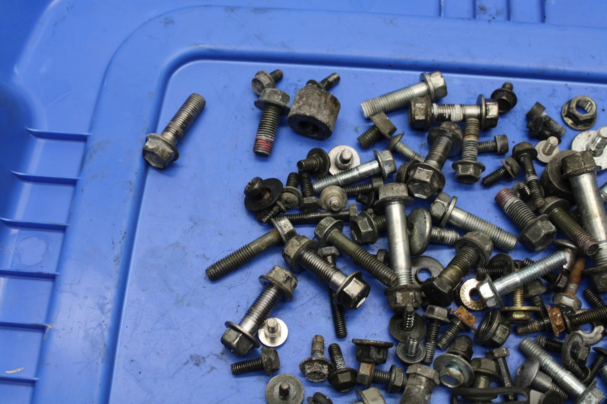04-09 SUZUKI GS 500 FH GS500F LEFTOVER MOUNTING BOLTS HARDWARE MOTOR  BB97
