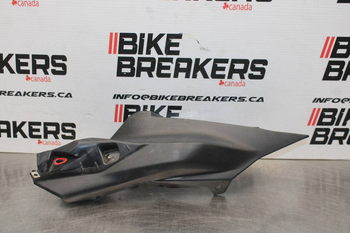 22-25 YAMAHA YZF R7 LEFT REAR BACK TAIL INNER FAIRING COWL SHROUD BB850