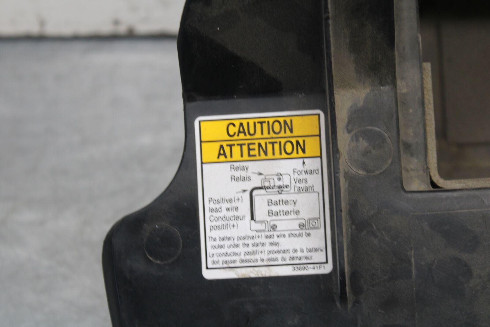 05-06 SUZUKI BOULEVARD M50 BATTERY TRAY BOX HOLDER BB671