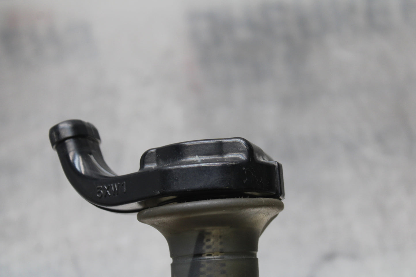 04-05 KAWASAKI NINJA ZX10R THROTTLE CABLE LINE HOUSING GUIDE BB163