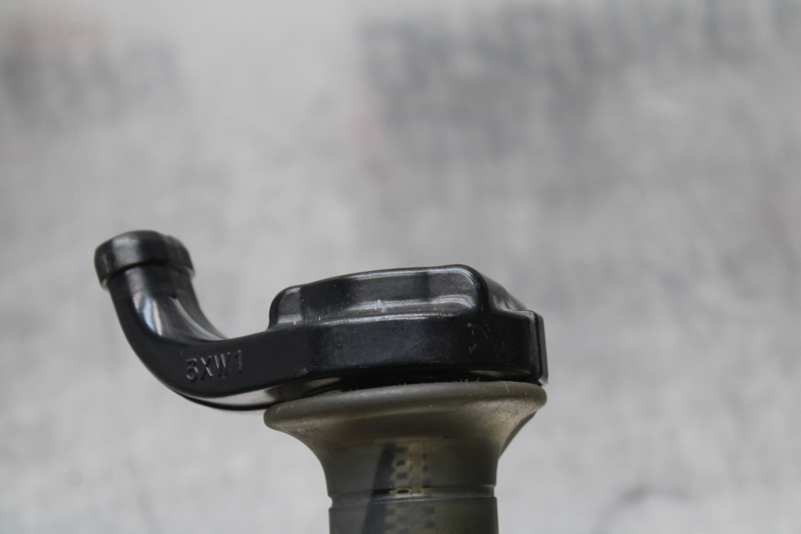 04-05 KAWASAKI NINJA ZX10R THROTTLE CABLE LINE HOUSING GUIDE BB163