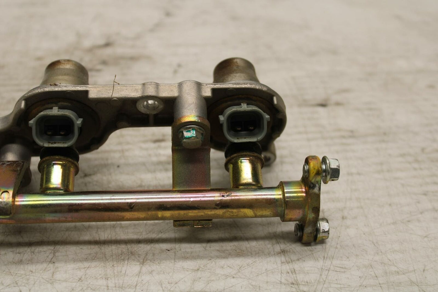 05-06 HONDA CBR600RR SECONDARY FUEL INJECTORS TOP AIRBOX GAS RAIL BB307