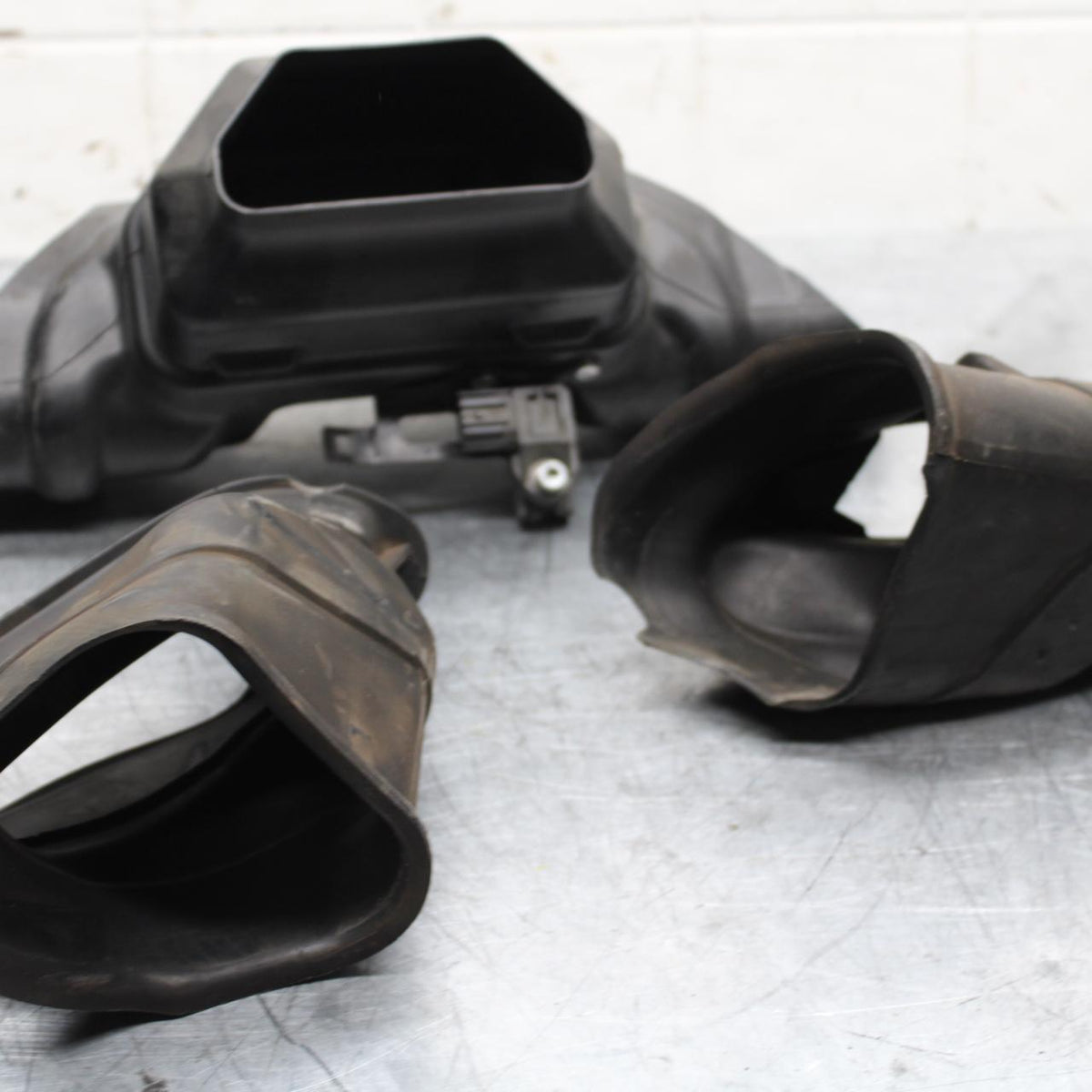 09-14 YAMAHA YZF R1 RAM AIR INTAKE TUBE DUCT BB448