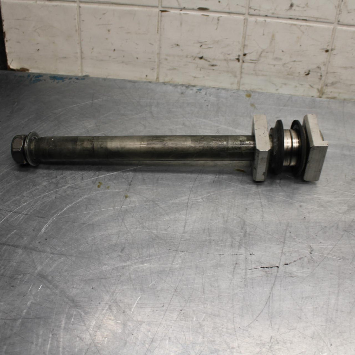 09-14 YAMAHA YZF R1 REAR AXLE WHEEL RIM PIVOT BOLT AXEL 4C8-25381-00-00  BB471