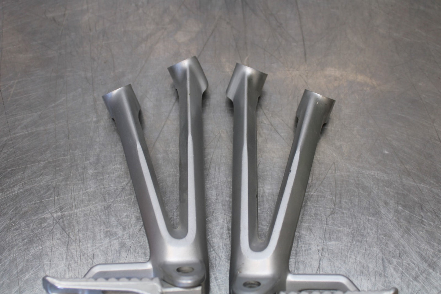 06-07 SUZUKI GSXR 600 REAR BACK PASSENGER PEG SET PAIR BB170