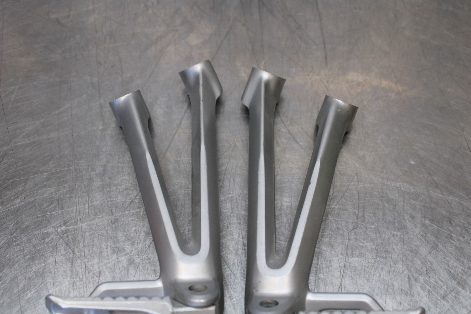 06-07 SUZUKI GSXR 600 REAR BACK PASSENGER PEG SET PAIR BB170