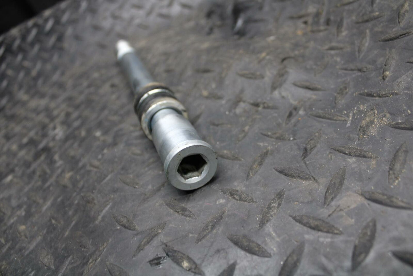 12-17 KAWASAKI NINJA 650 FRONT WHEEL RIM AXLE PIVOT BOLT 41068-0059 BB211