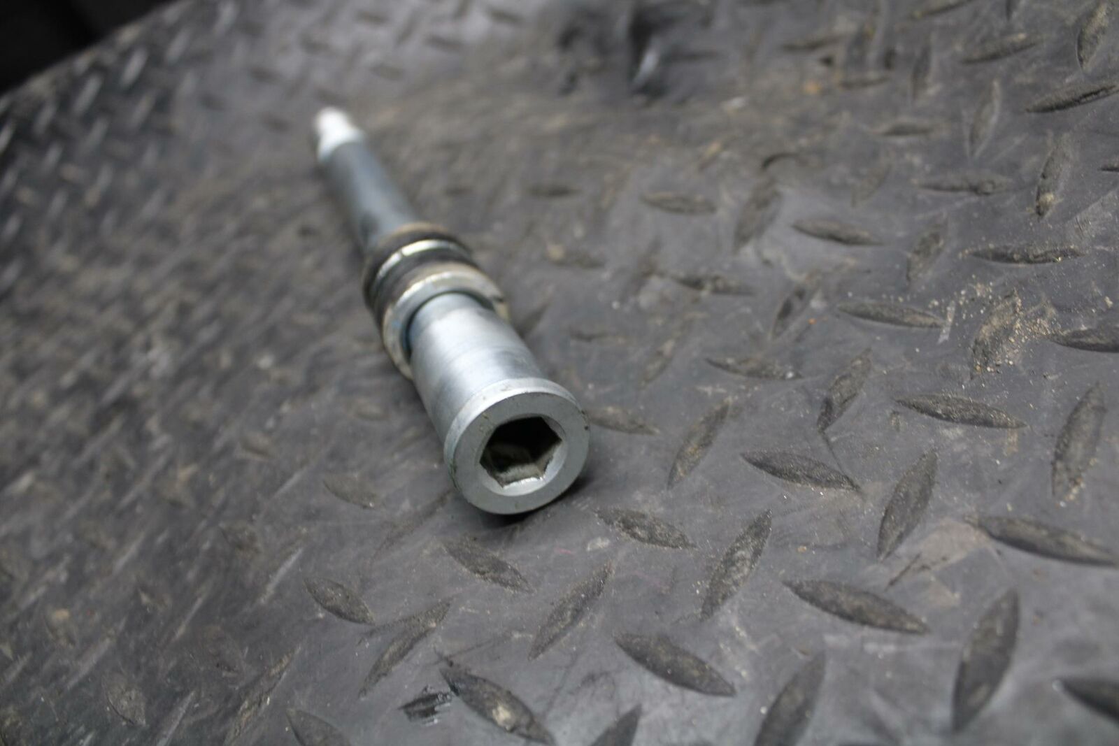 12-17 KAWASAKI NINJA 650 FRONT WHEEL RIM AXLE PIVOT BOLT 41068-0059 BB211