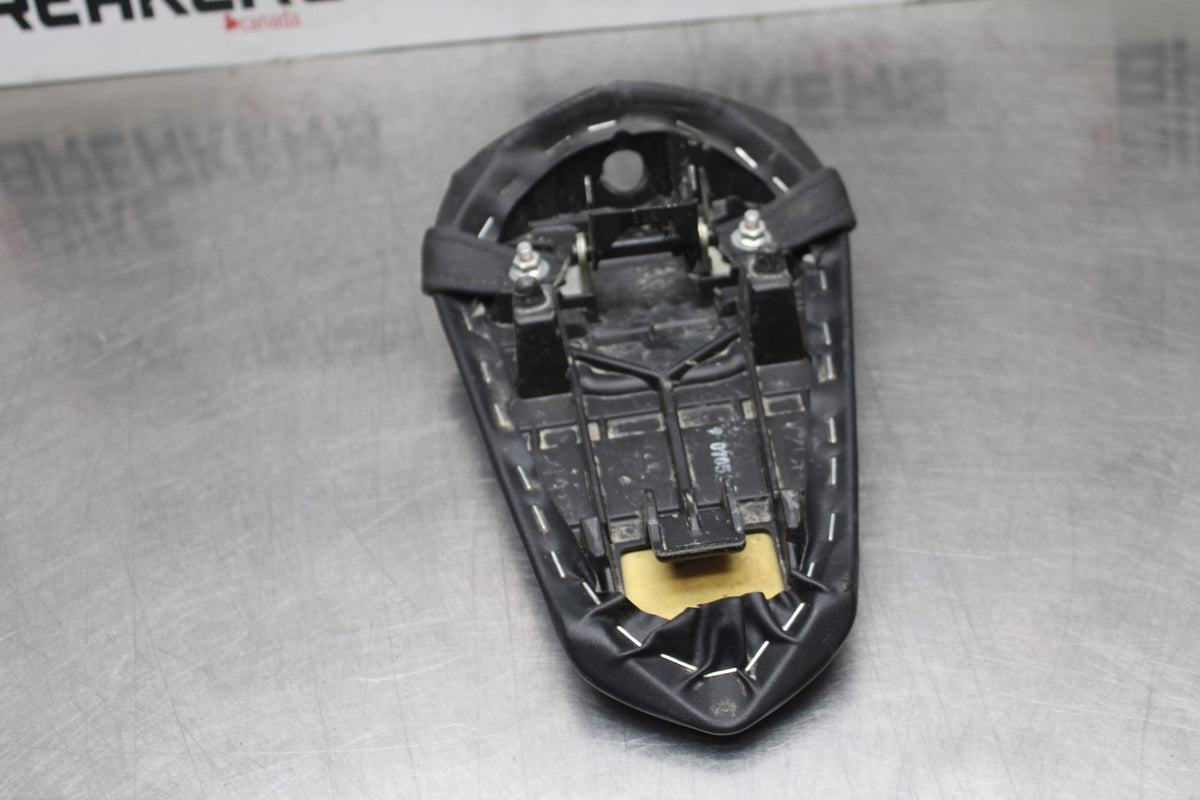 22-25 YAMAHA YZF R7 REAR BACK PASSENGER TANDEM SEAT PAD SADDLE PILLION BB769
