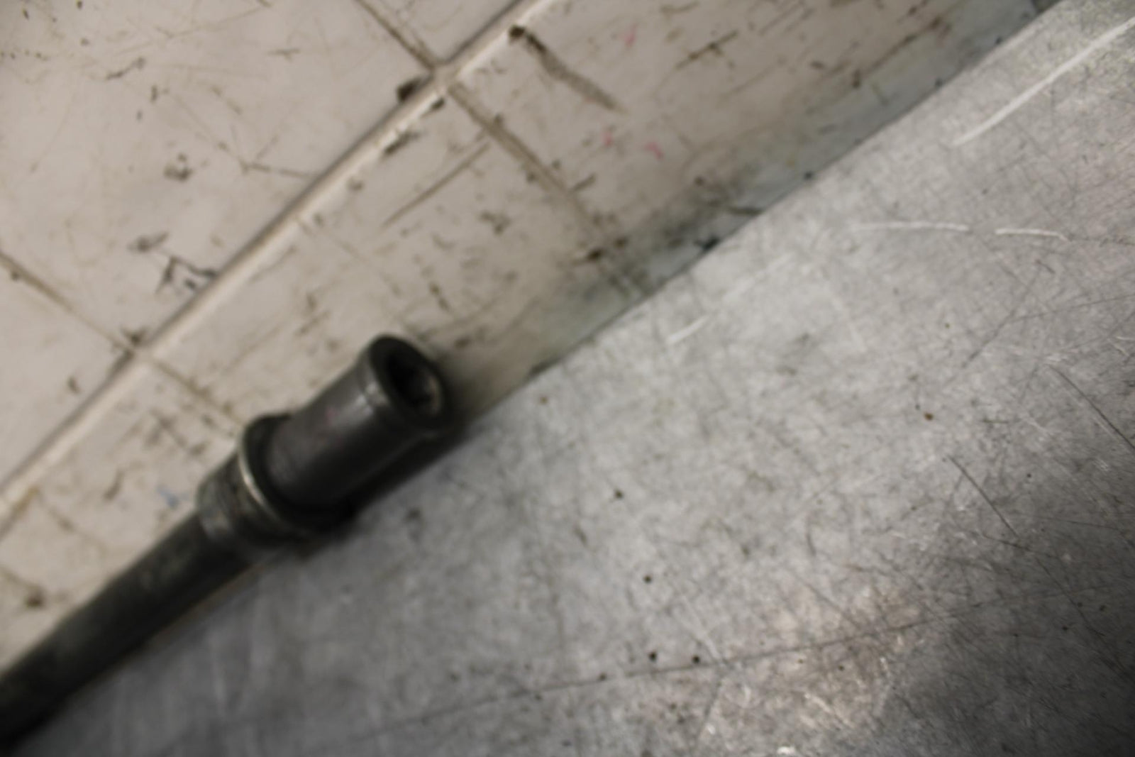 2001 Kawasaki Ninja ZX6 ZX600E FRONT WHEEL RIM AXLE PIVOT BOLT BB547