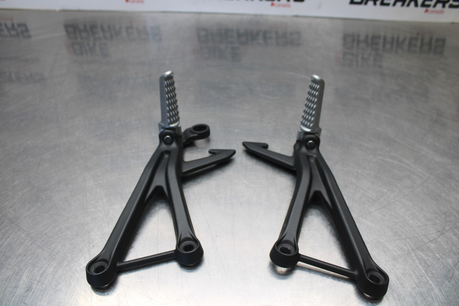 24-25 KAWASAKI NINJA ZX4R REAR BACK PASSENGER PEG SET PAIR BB610