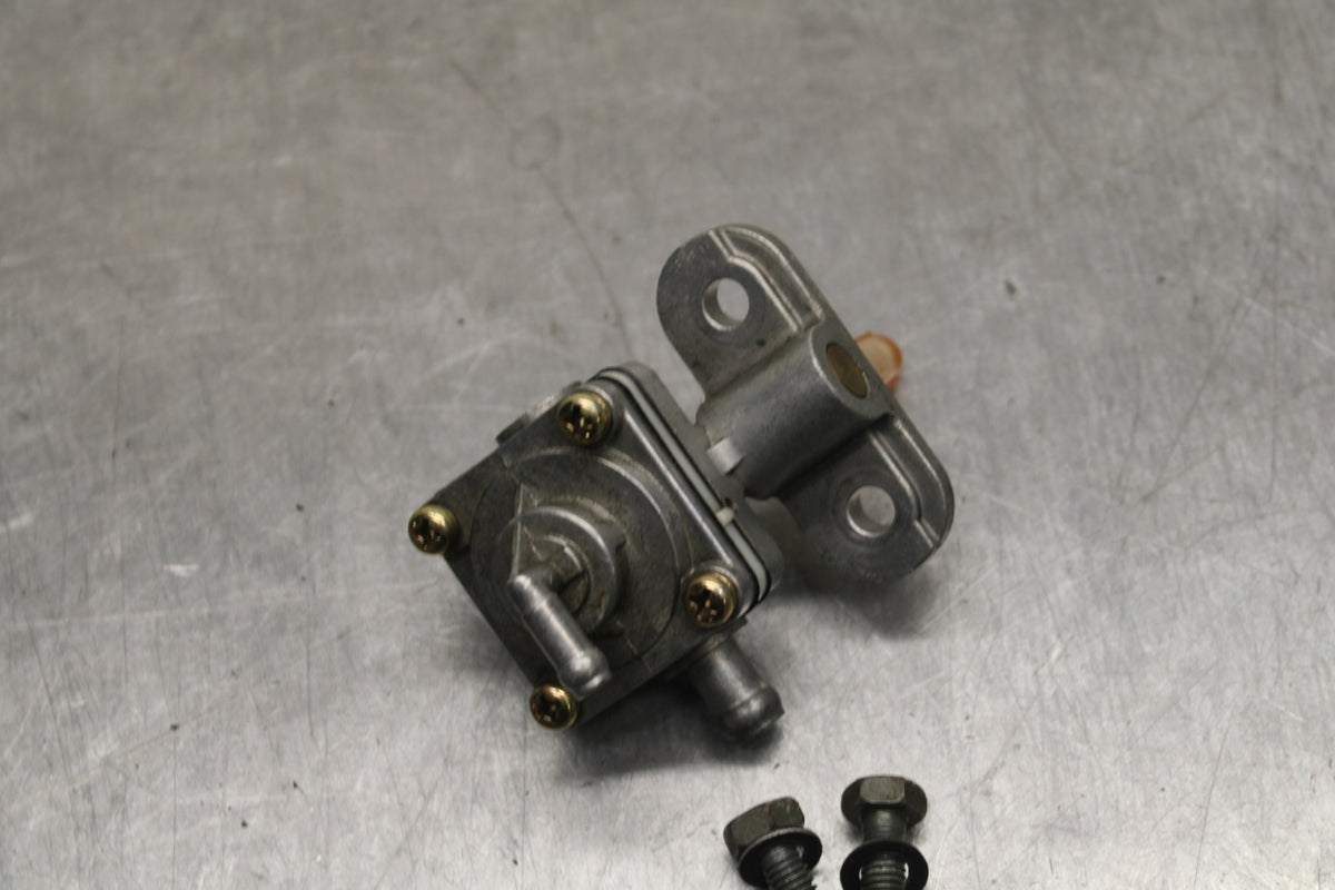 04 SUZUKI INTRUDER 800 GAS TANK FUEL PETCOCK / DIAPHRAGM BB758