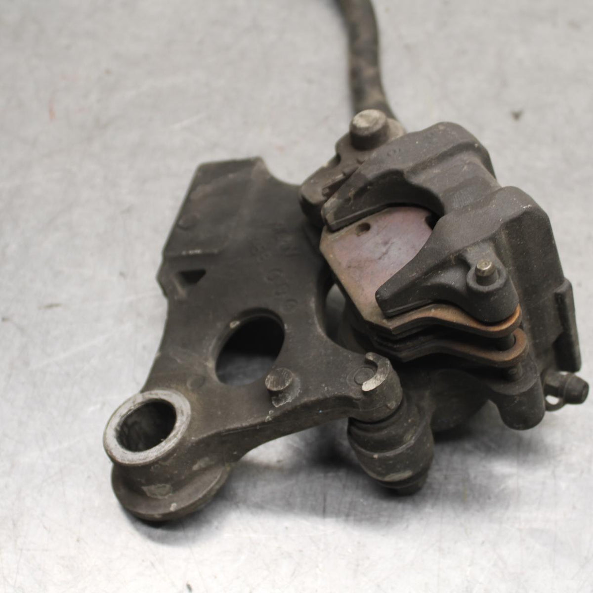 01-06 HONDA CBR600F4I REAR BRAKE CALIPER W MOUNT BRACKET 43150-MBW-006 BB644