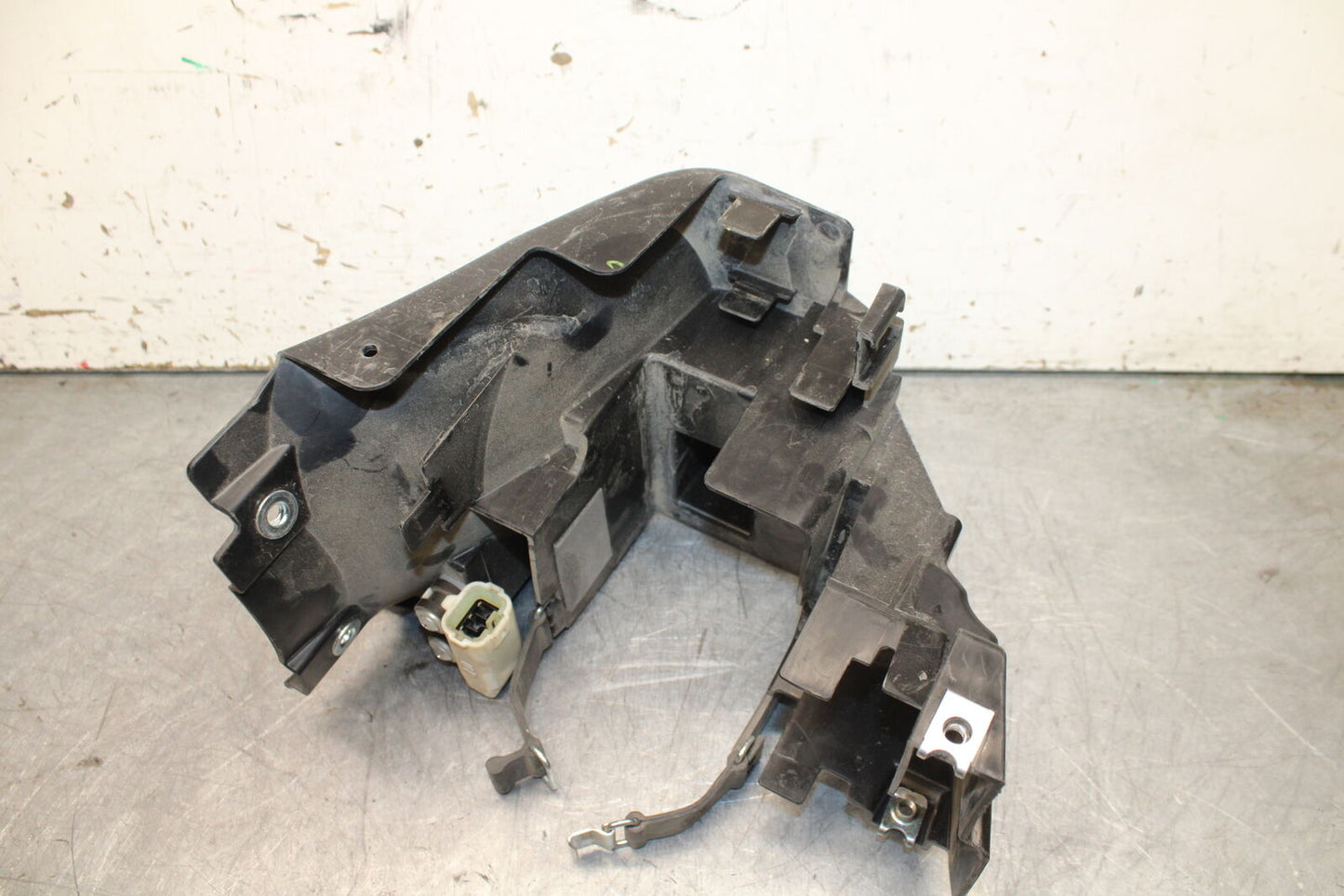 17-24 YAMAHA BOLT XVS950 BATTERY TRAY BOX HOLDER BB729