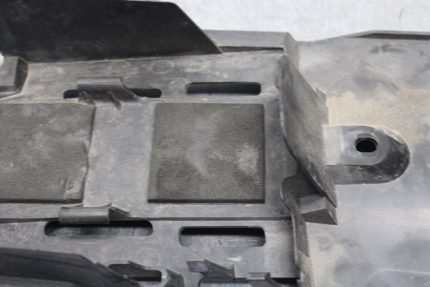 05-06 SUZUKI GSXR1000 REAR BACK TAIL UNDERTAIL BATTERY TRAY 63111-41G01 BB663