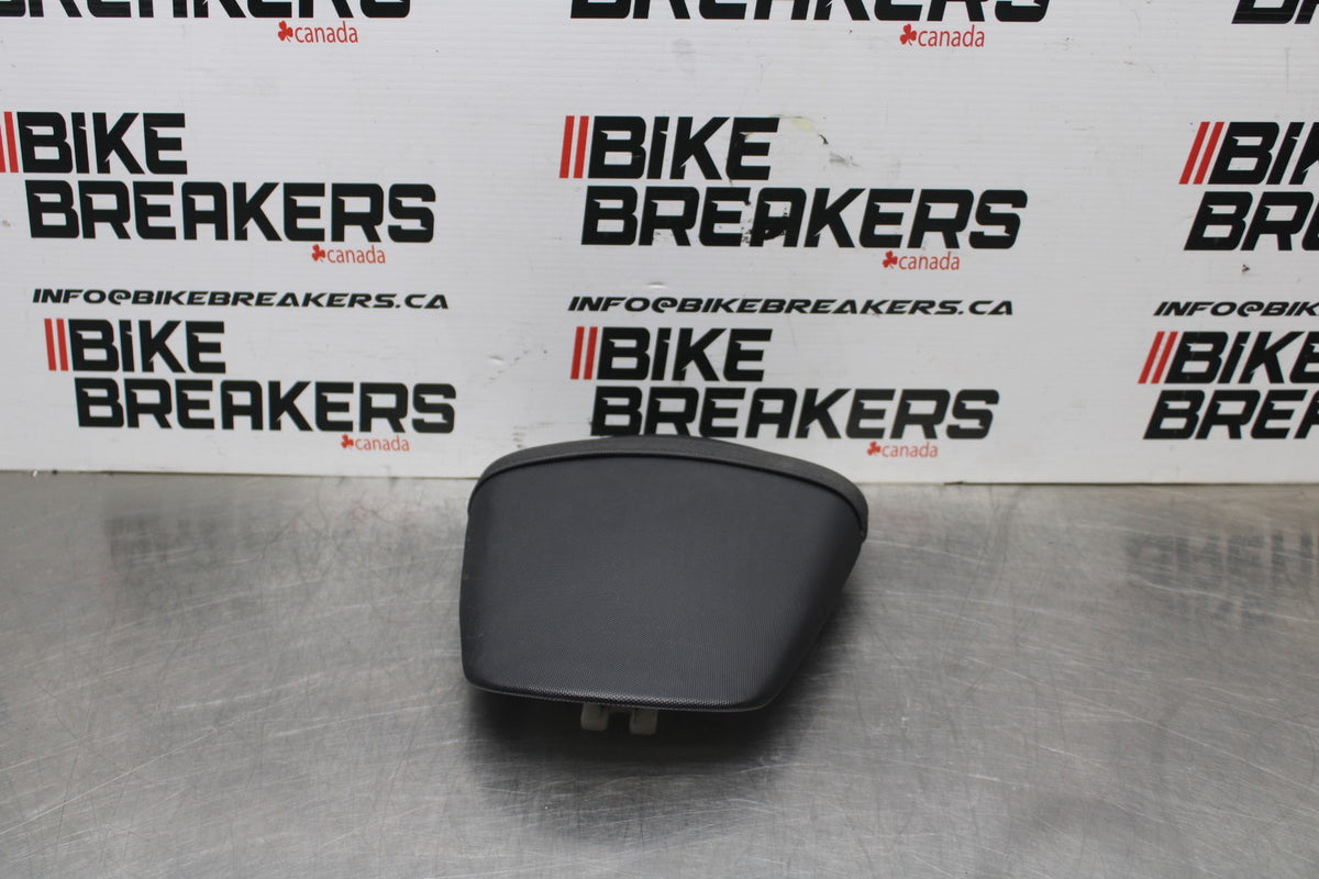 11-23 SUZUKI GSXR 600 REAR BACK PASSENGER TANDEM SEAT PAD SADDLE PILLION BB418