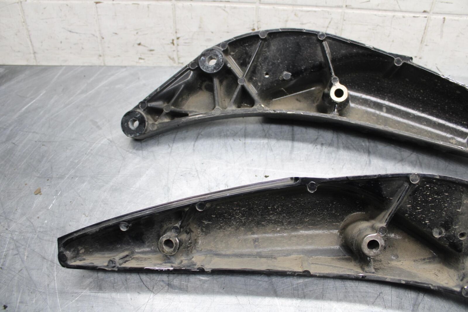 06-09 SUZUKI M109R BOULEVARD REAR BACK FENDER SUPPORT FRAME SUBFRAME BB501