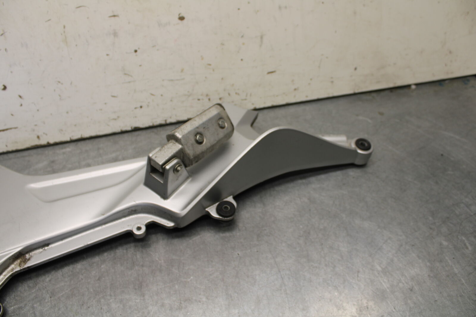 04-12 HONDA ST1300A LEFT FRONT FOOT REST PEG STEP MOUNT BRACKET BB669