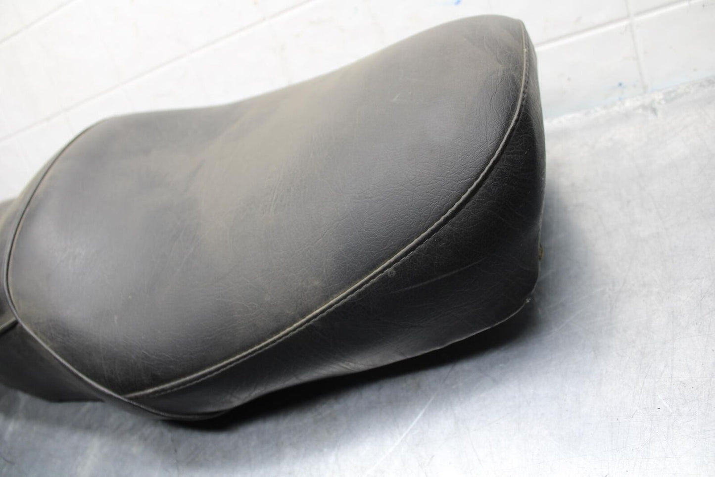 75 SUZUKI GT 550 FRONT REAR SEAT SADDLE BB72 