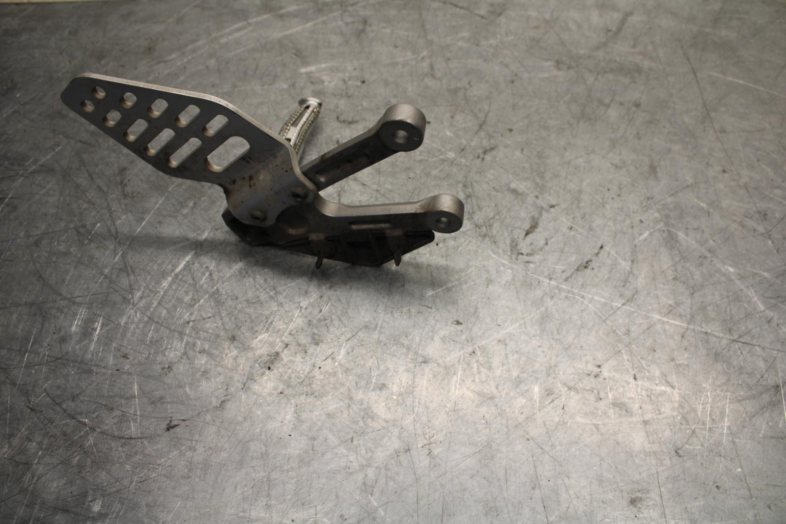 2007 Yamaha YZF R6 LEFT REARSET REAR SET DRIVER FOOT PEG REST STOP BB525