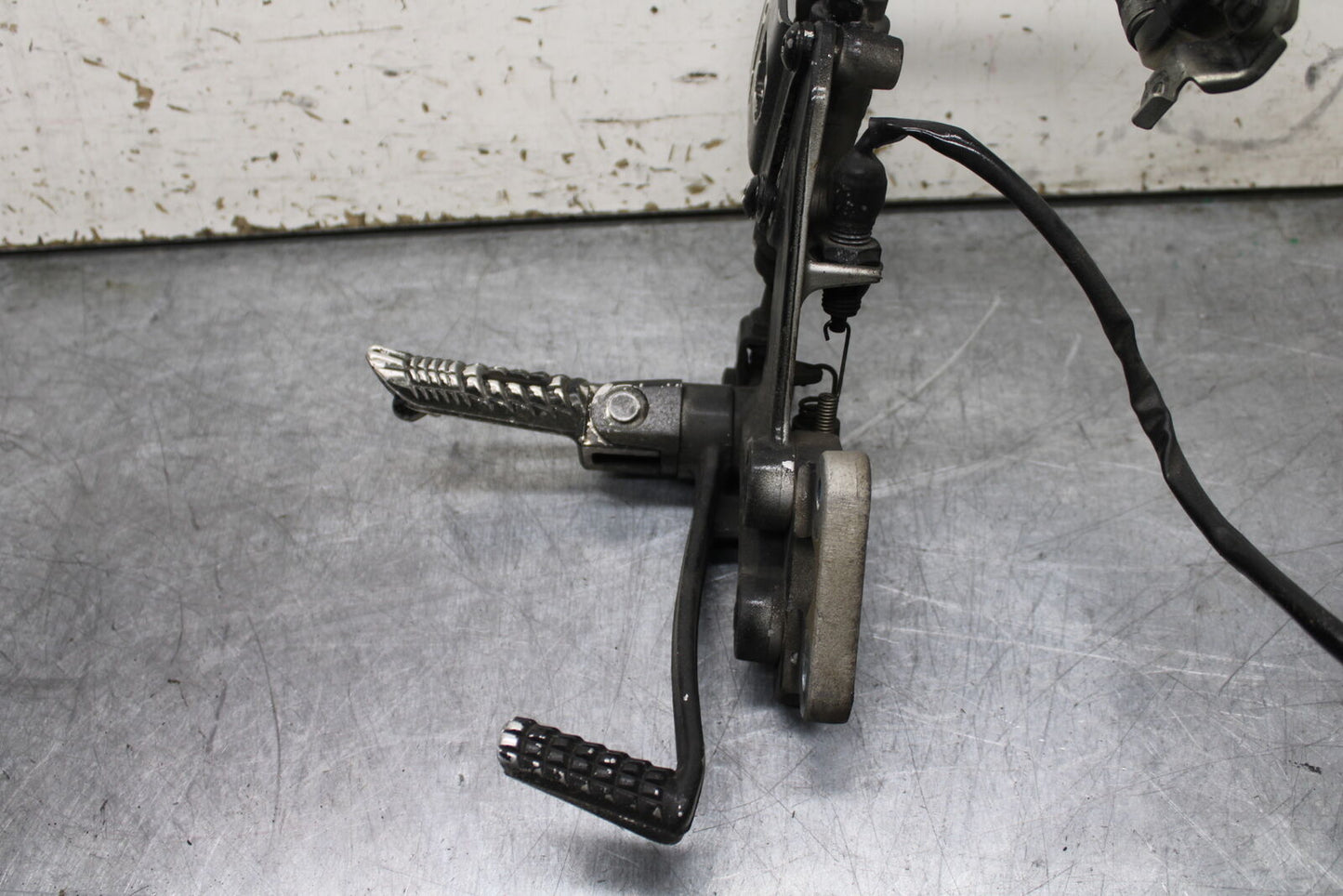 06-07 SUZUKI GSXR 600 RIGHT REARSET REAR SET DRIVER FOOT PEG REST STOP BB737