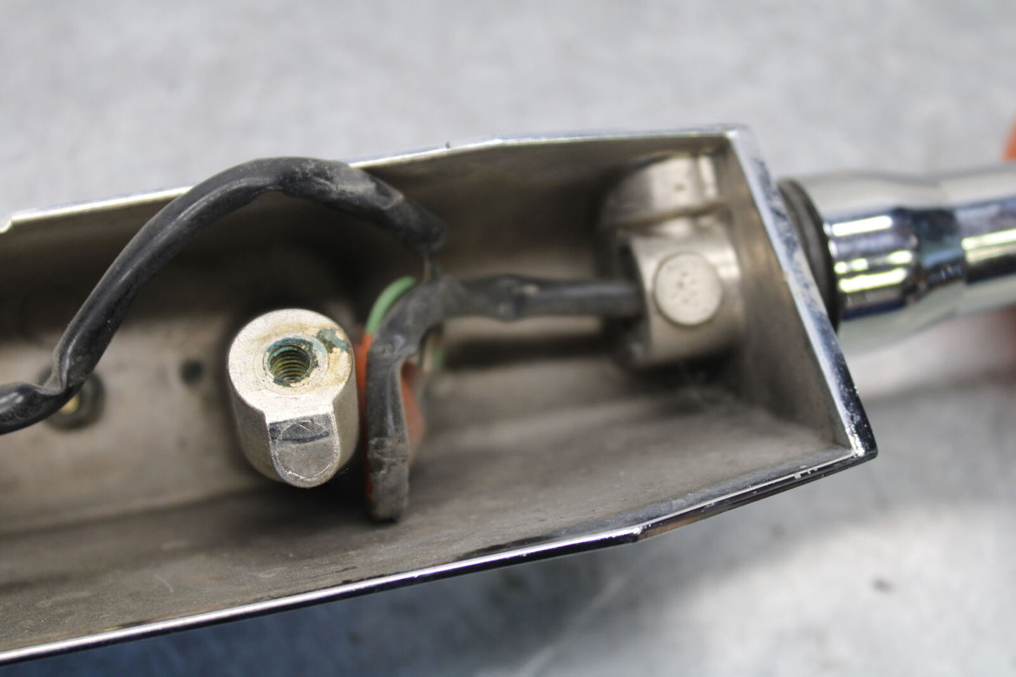 05-09 SUZUKI BOULEVARD C90 REAR BACK TURN SIGNAL BAR MOUNT BRACKET BB692