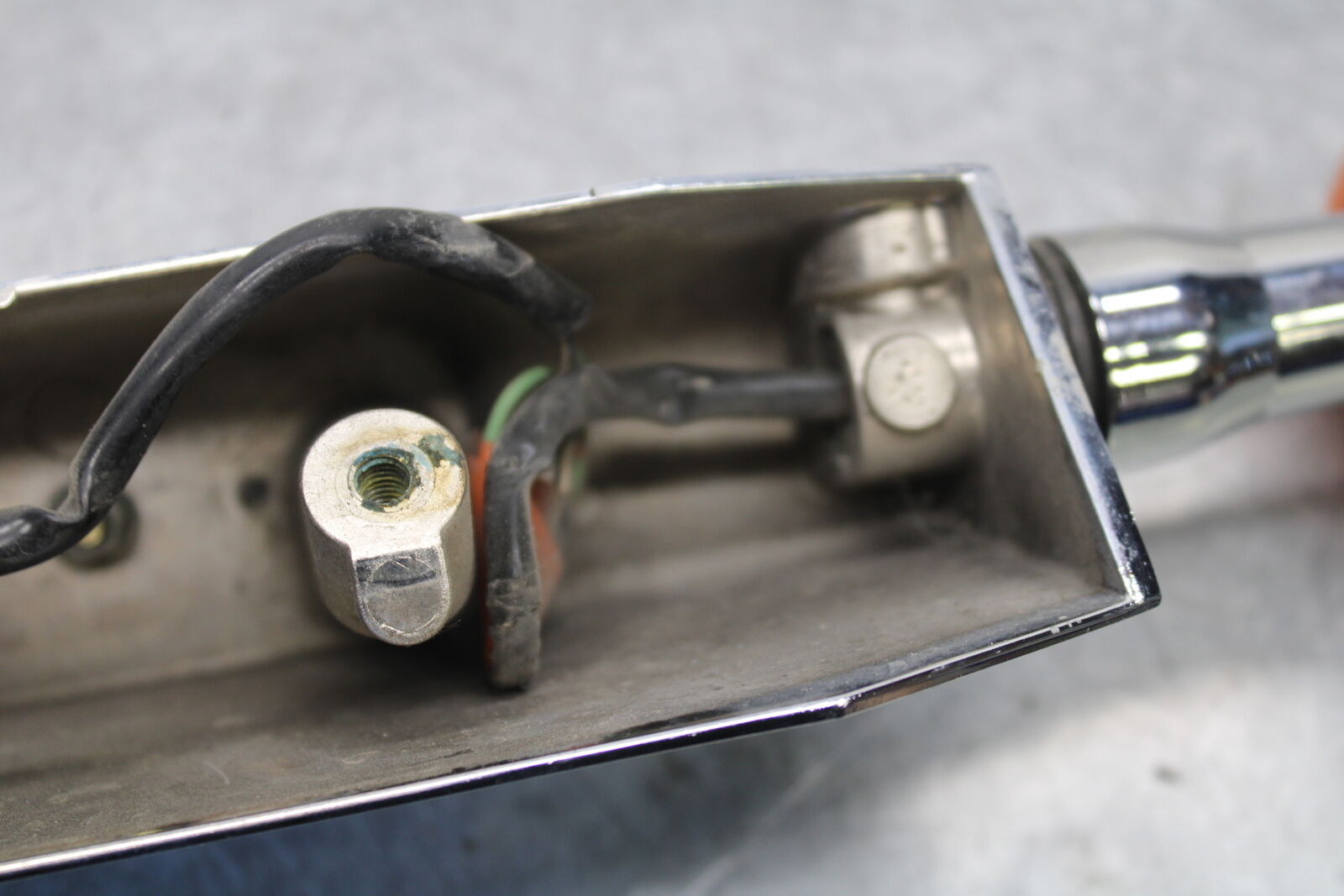 05-09 SUZUKI BOULEVARD C90 REAR BACK TURN SIGNAL BAR MOUNT BRACKET BB692