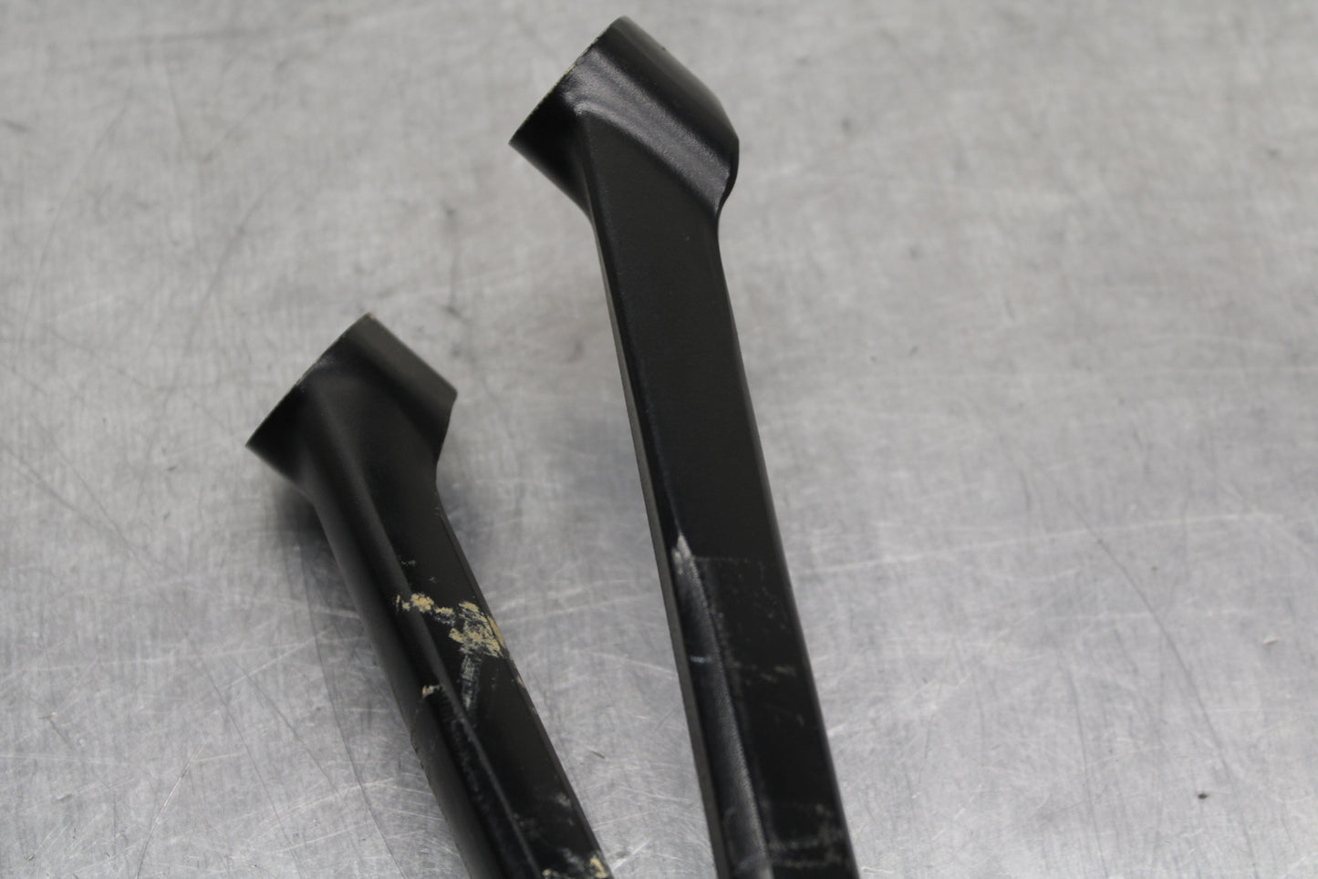 09 SUZUKI GSXR600 REAR BACK PASSENGER PEG SET PAIR BB759