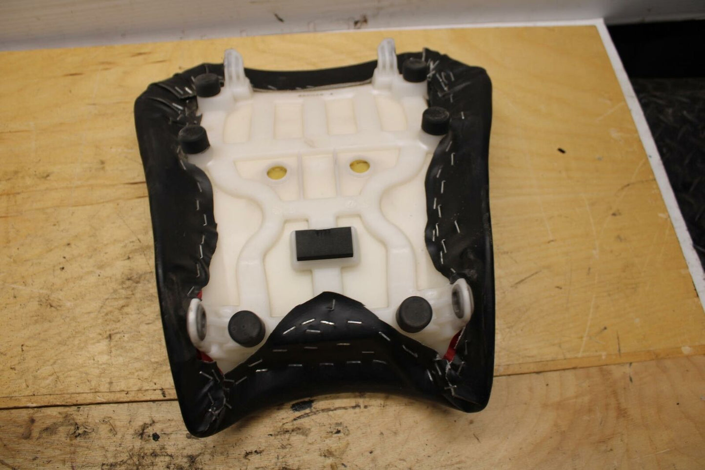 11-21 SUZUKI GSXR750 FRONT DRIVERS SEAT PAD SADDLE PILLION