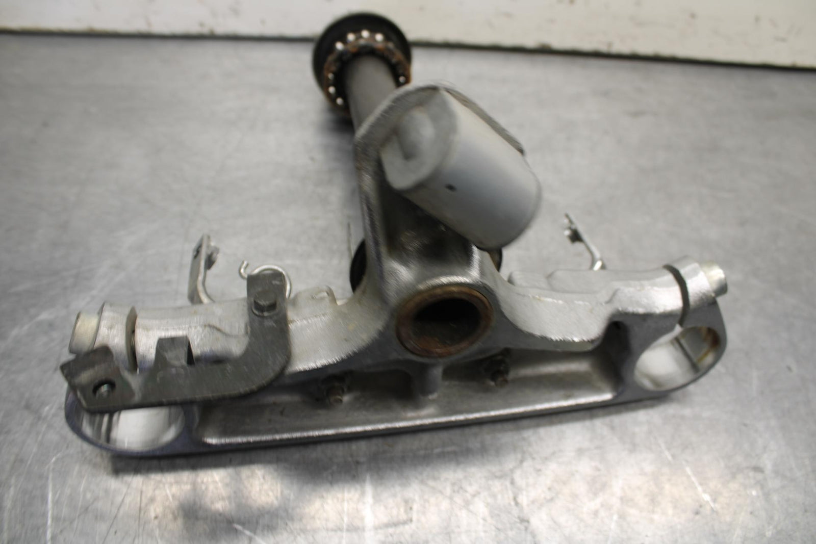 01-02 HONDA SHADOW SPIRIT 750 FRONT FORKS CLAMP LOWER TRIPLE TREE STEM BB632
