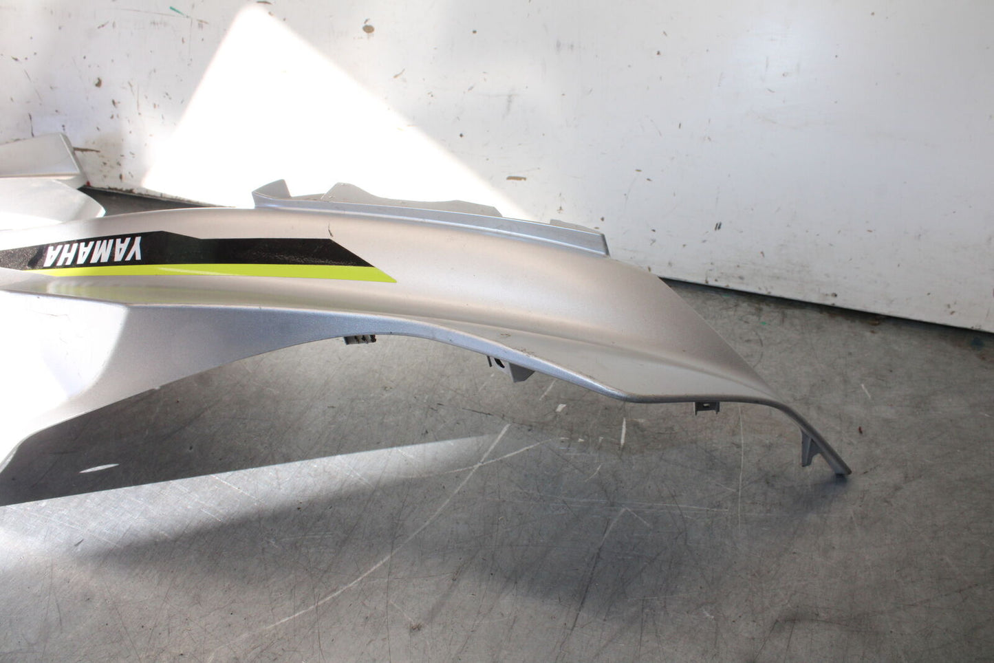 17-20 YAMAHA YZF R6 LEFT MID UPPER SIDE FAIRING COWL PLASTIC BB257