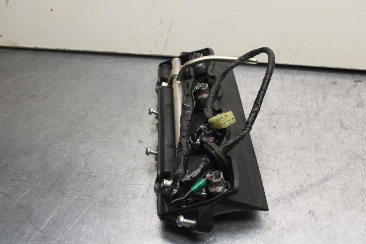 2007 Yamaha YZF R6 SECONDARY FUEL INJECTORS TOP AIRBOX GAS RAIL BB80