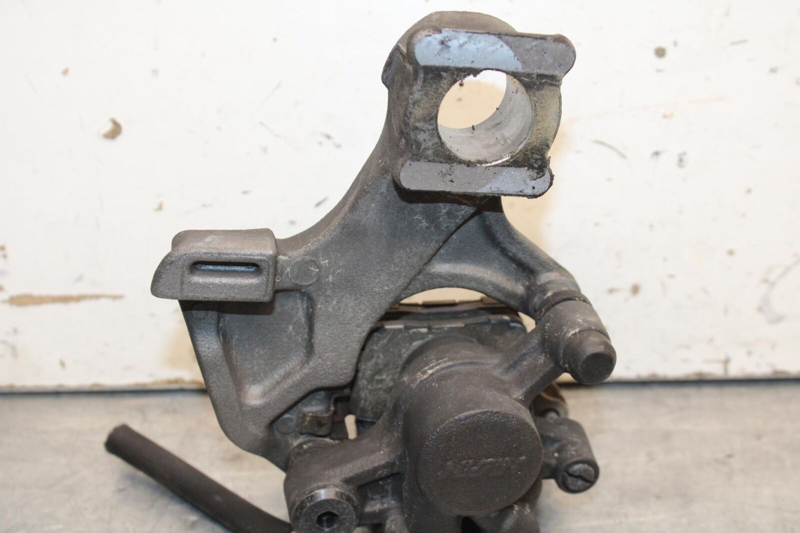 11-23 SUZUKI GSXR 750 REAR BACK BRAKE CALIPER W MOUNT BRACKET BB630