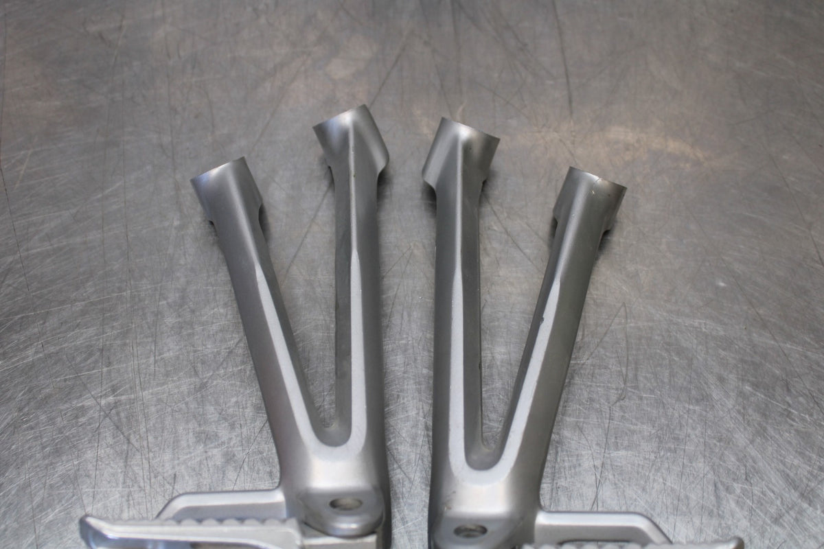 06-07 SUZUKI GSXR 600 REAR BACK PASSENGER PEG SET PAIR BB170