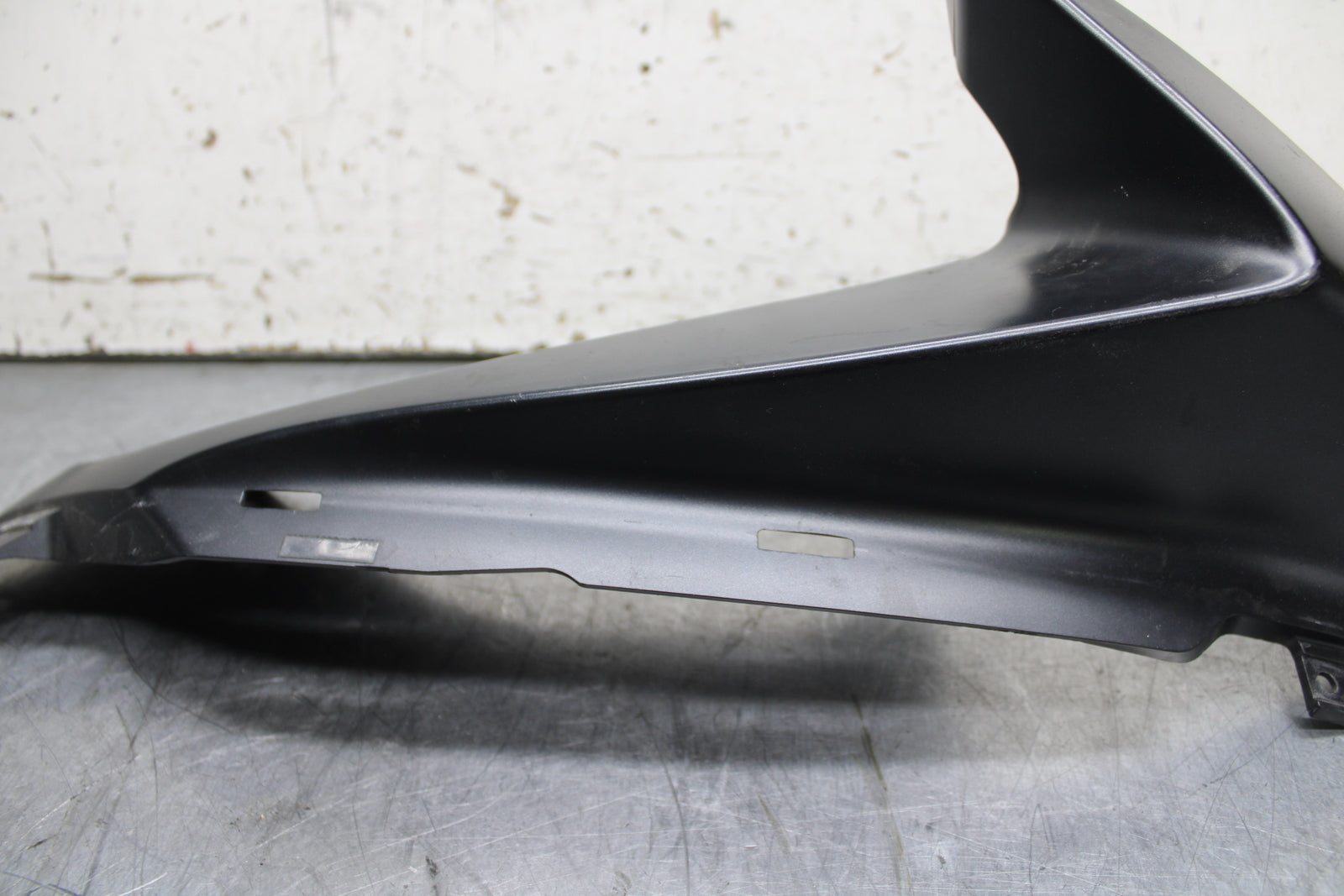 08-10 SUZUKI GSXR 600  RIGHT FRONT UPPER MID SIDE FAIRING COWL PLASTIC BB630