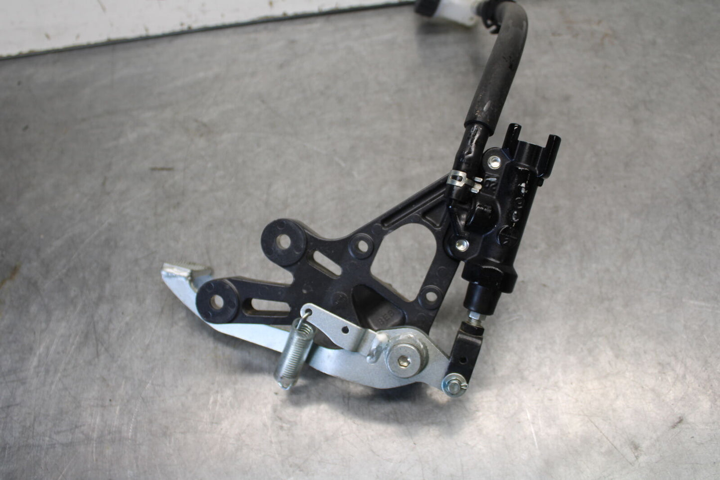 22-23 YAMAHA YZF R7 RIGHT REARSET REAR SET DRIVER FOOT PEG REST STOP BB583
