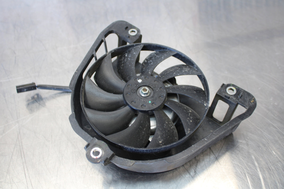 23 YAMAHA YZF R3 ENGINE RADIATOR COOLING FAN BB147