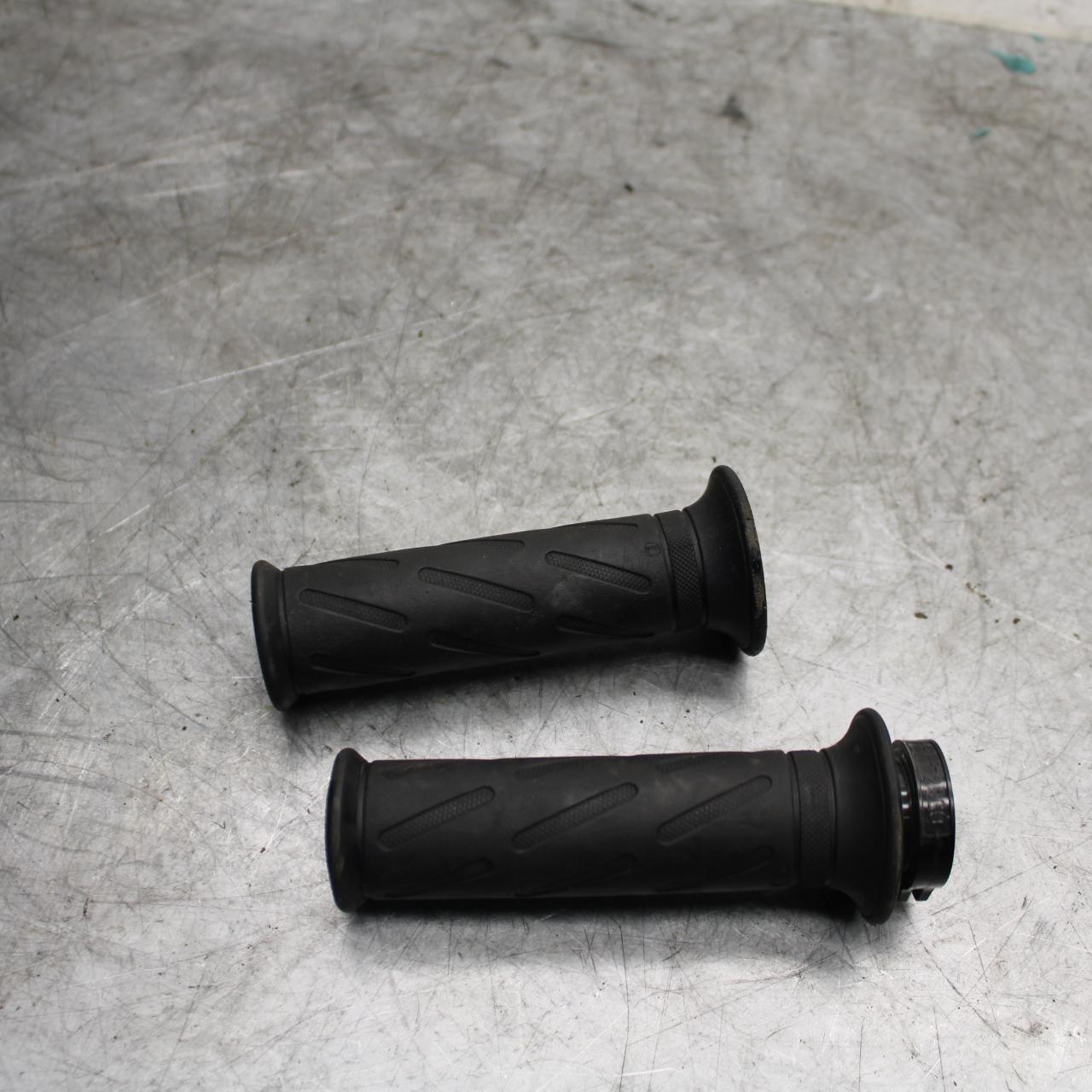 06-07 SUZUKI GSXR750 GRIPS THROTTLE CABLE LINE HOUSING GUIDE BB543